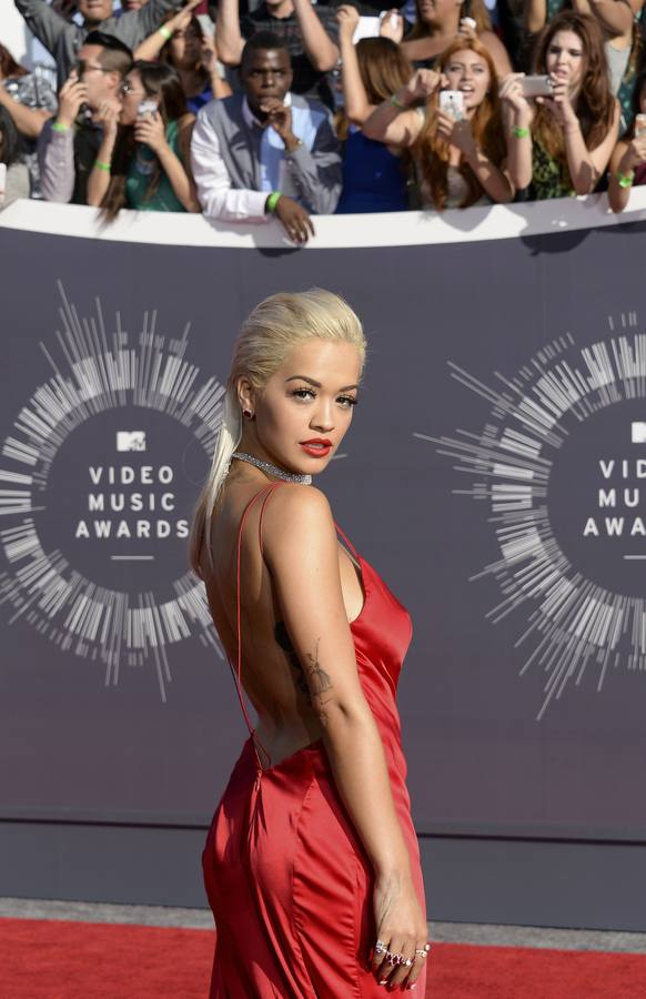 La cantante Rita Ora, a su llegada a la ceremonia.