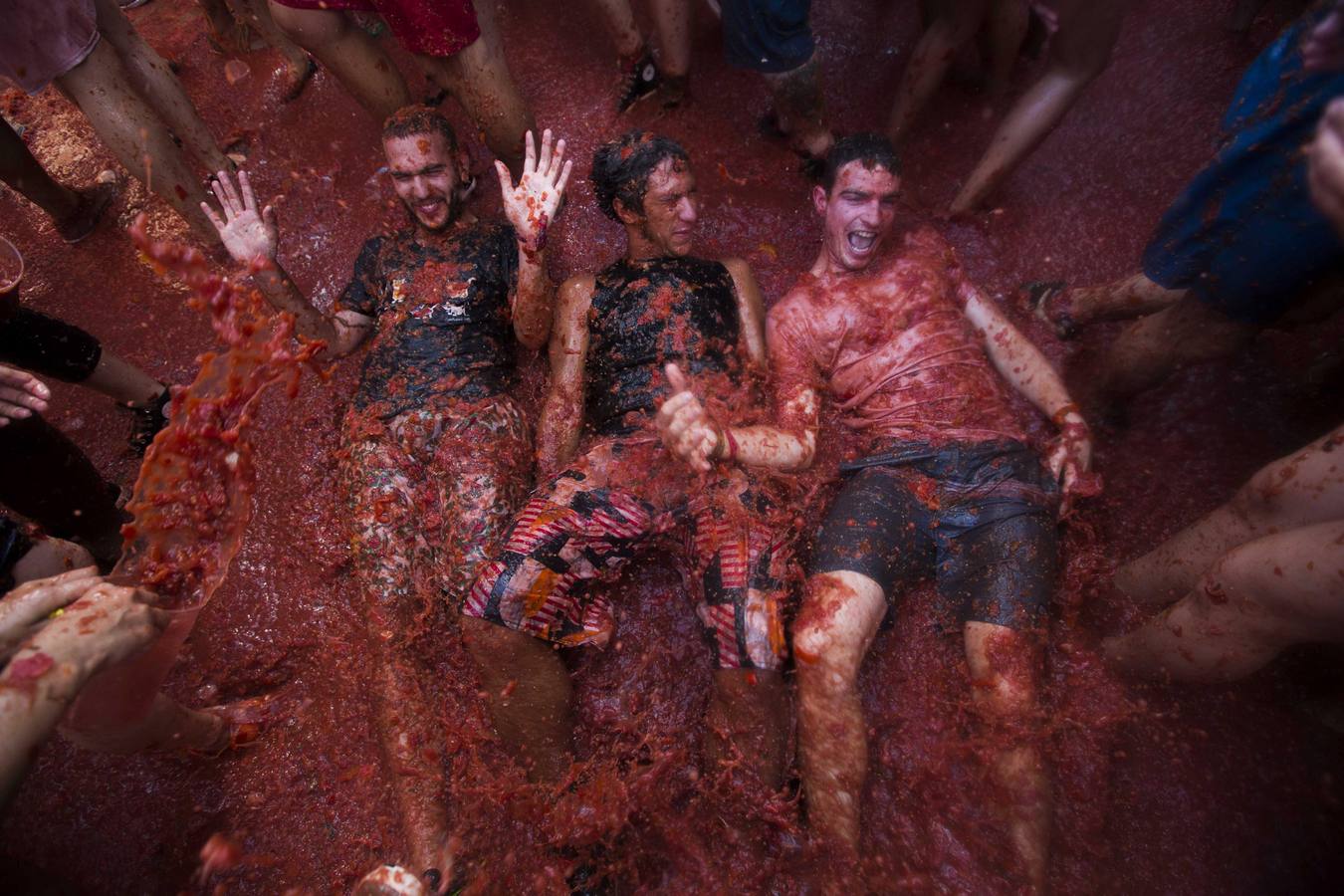 La Tomatina vuelve a teñir de rojo Buñol