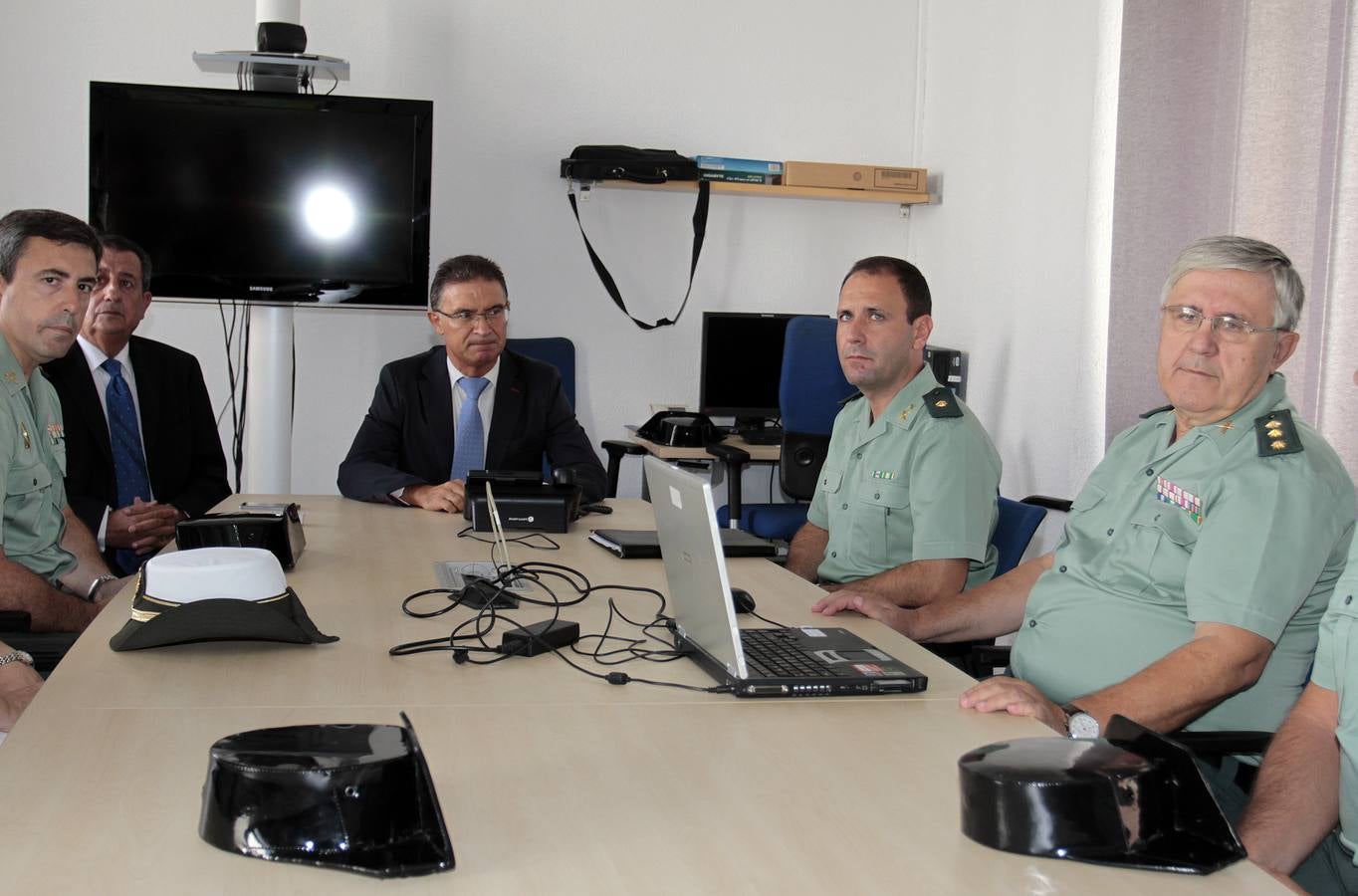 Serafín Castellano visita la Comandancia de la Guardia Civil