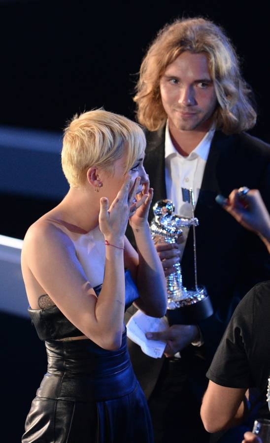 Miley Cyrus junto al indigente que recogió su premio de la MTV