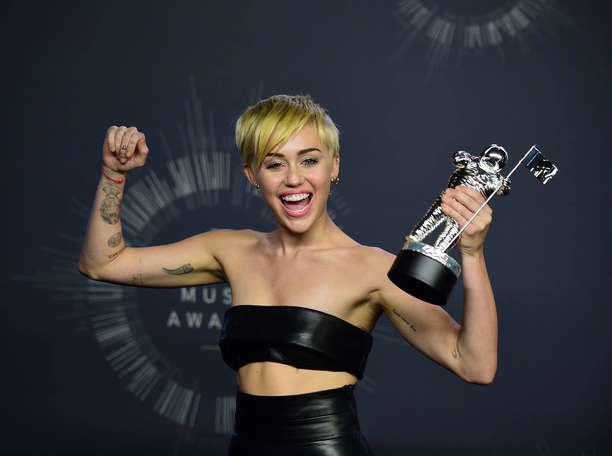 Miley Cyrus junto al indigente que recogió su premio de la MTV