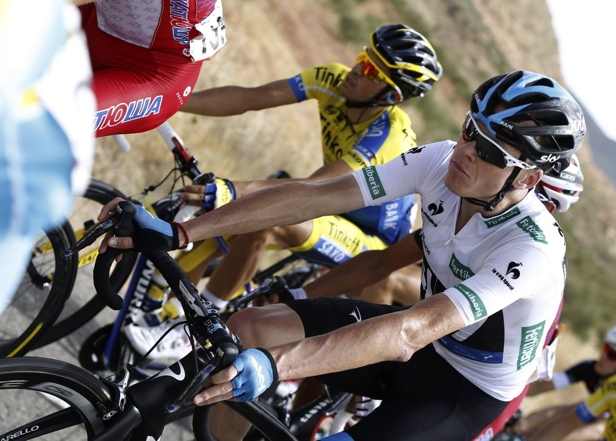 El británico Chris Froome (d) y el español Alberto Contador (c, atrás), durante la octava etapa.