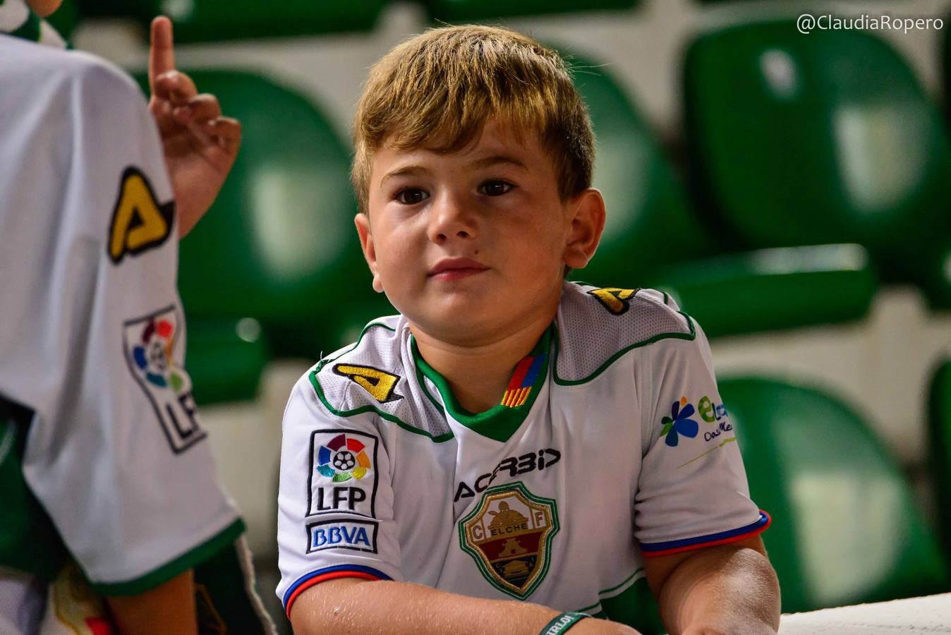 Los aficionados del Elche CF disfrutan del partido