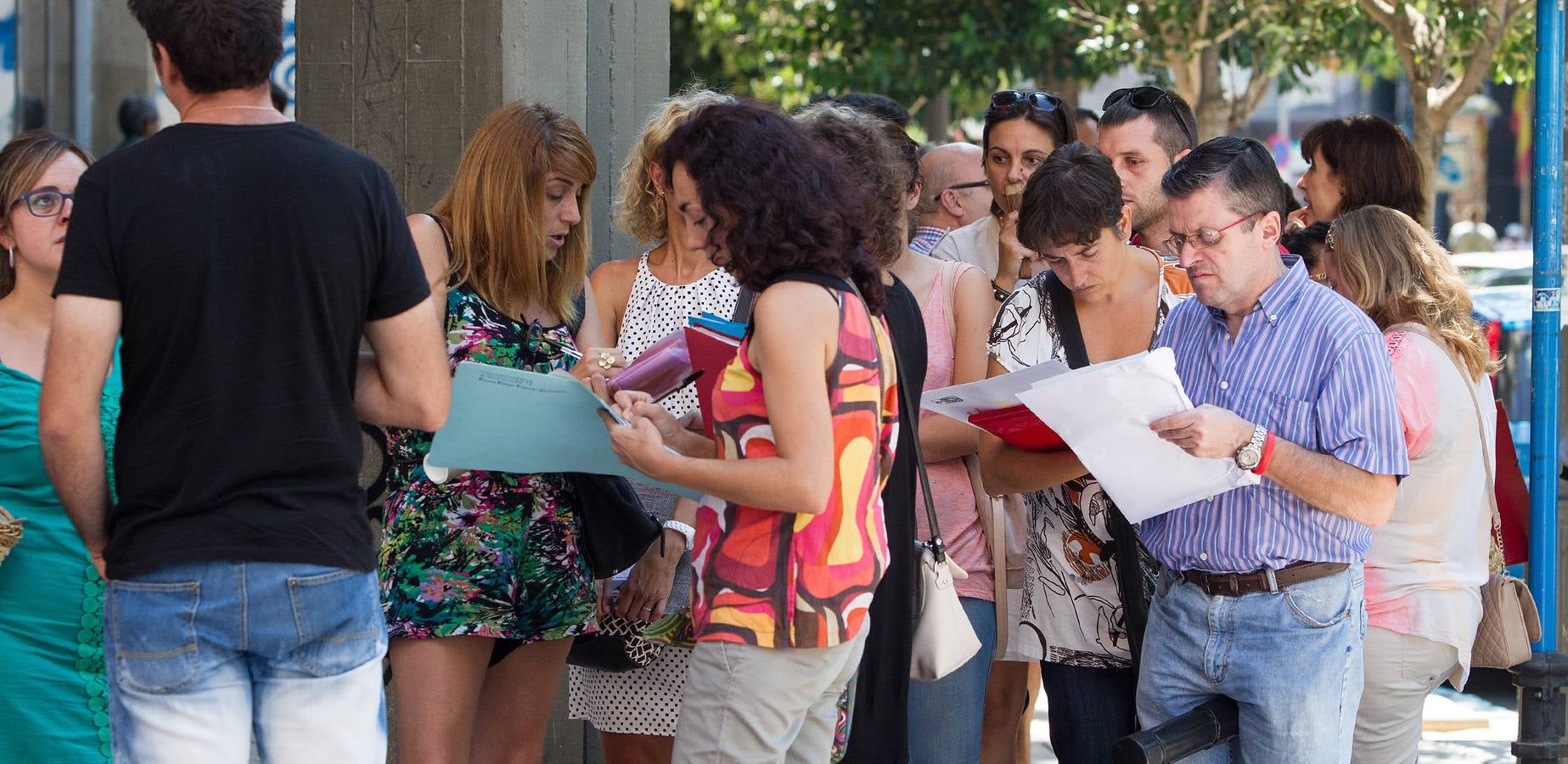 Largas colas de docentes para darse de alta en Alicante