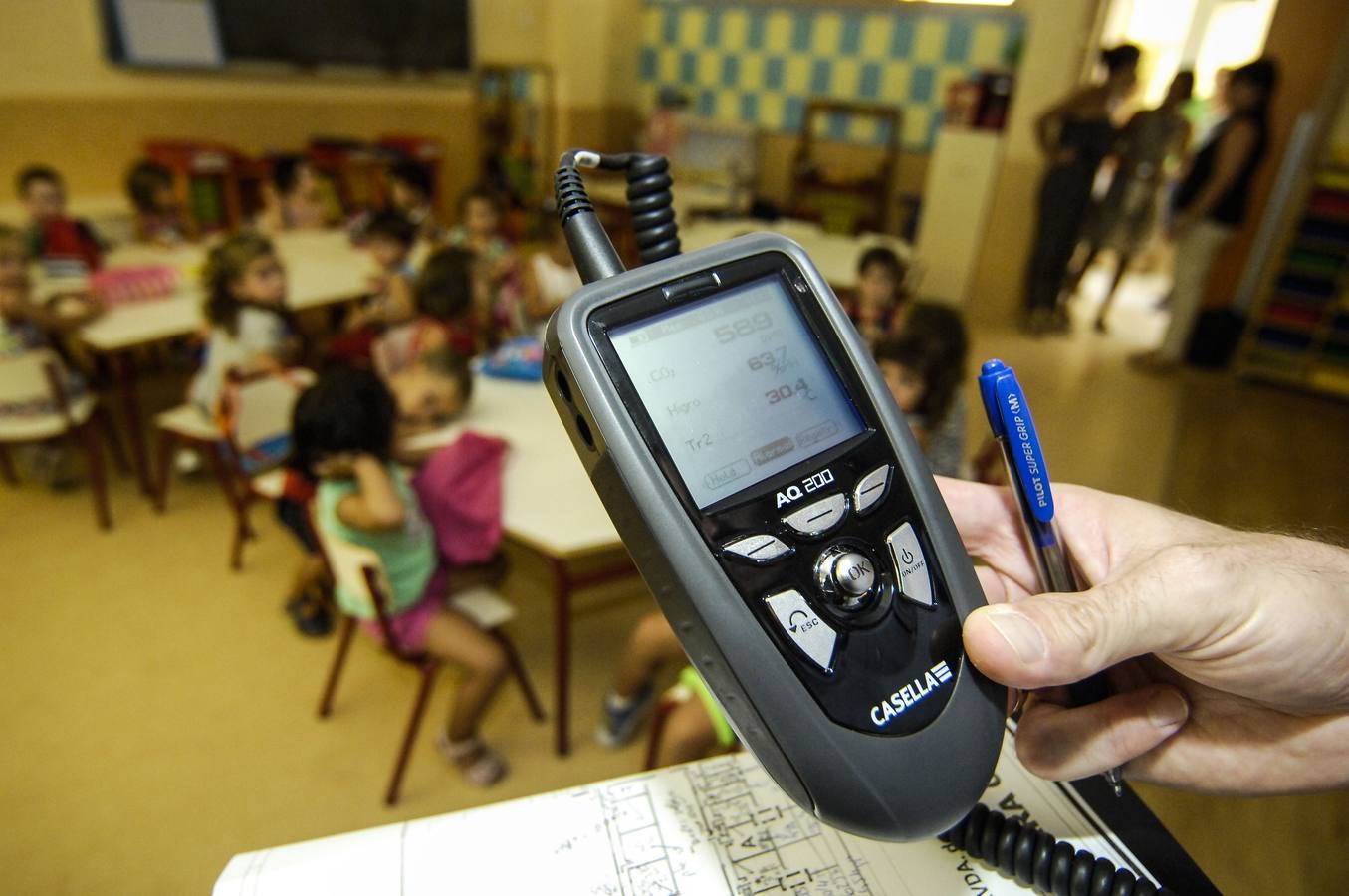 Técnicos en riesgos laborales verifican las elevadas temperaturas en las aulas