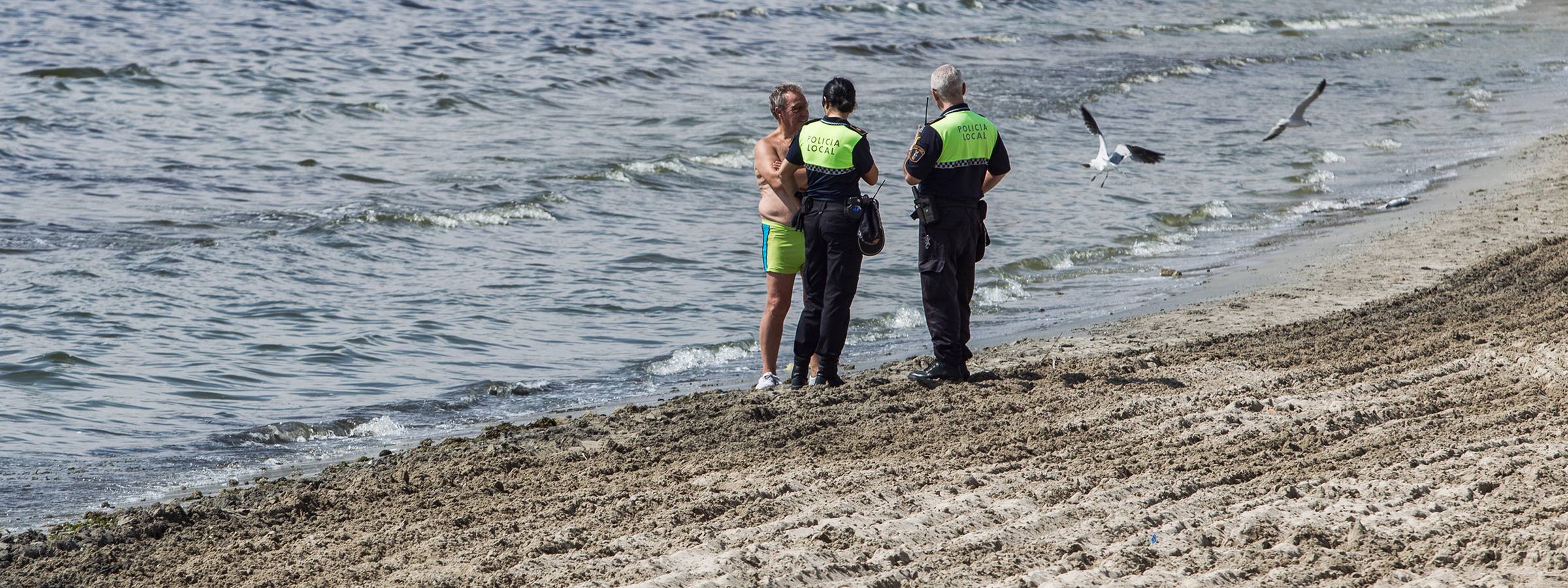 Cierran la playa de San Gabriel tras aparecer centenares de peces muertos