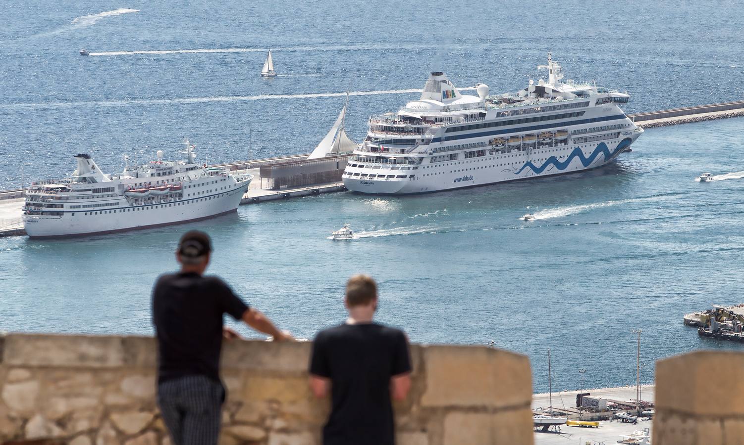 Por primera vez dos cruceros atracados en el Puerto de Alicante a la vez