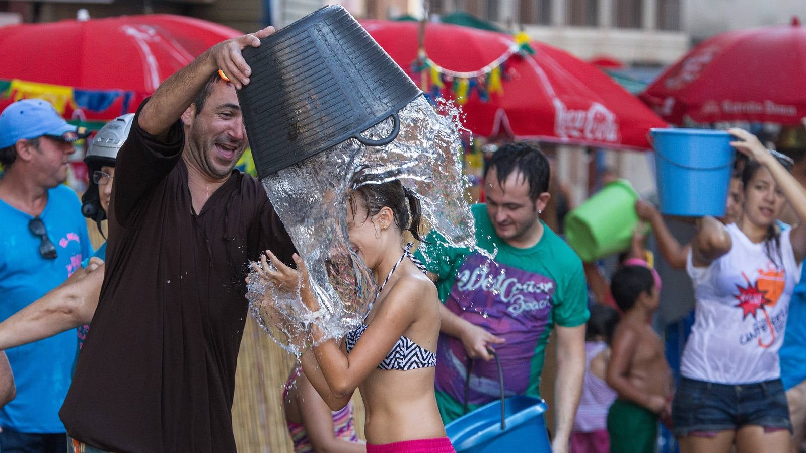 Juegos pupolares y poala durante las fiestas del Raval Roig