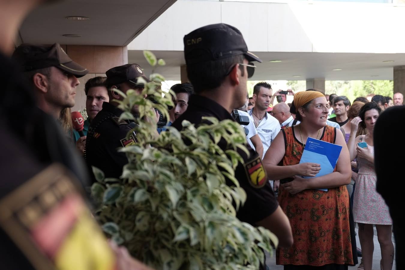 Aplazan tres meses el desahucio de una mujer en Elche