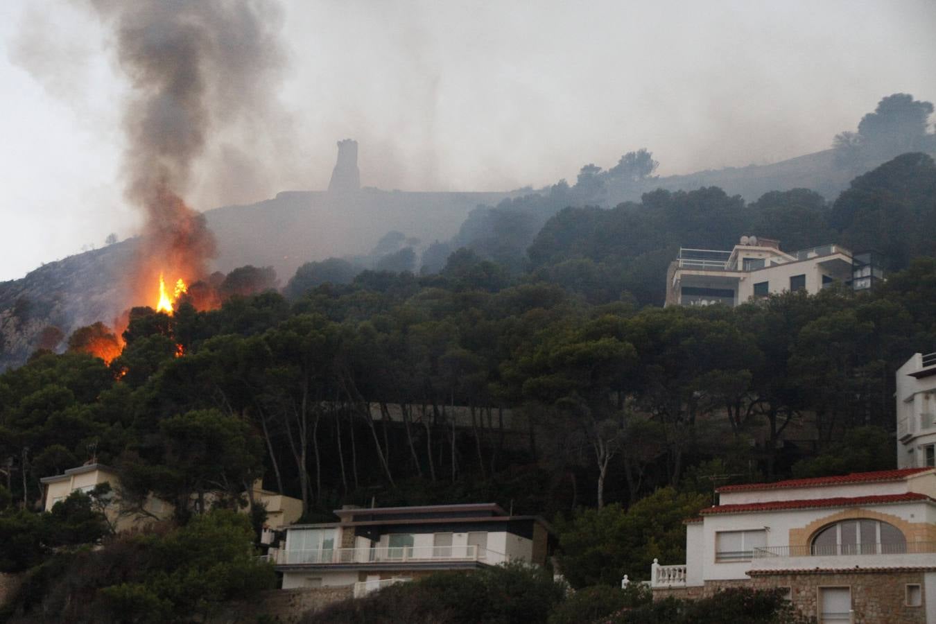 Un incendio en Xàbia y Dénia quema el Montgó y obliga a desalojar casas