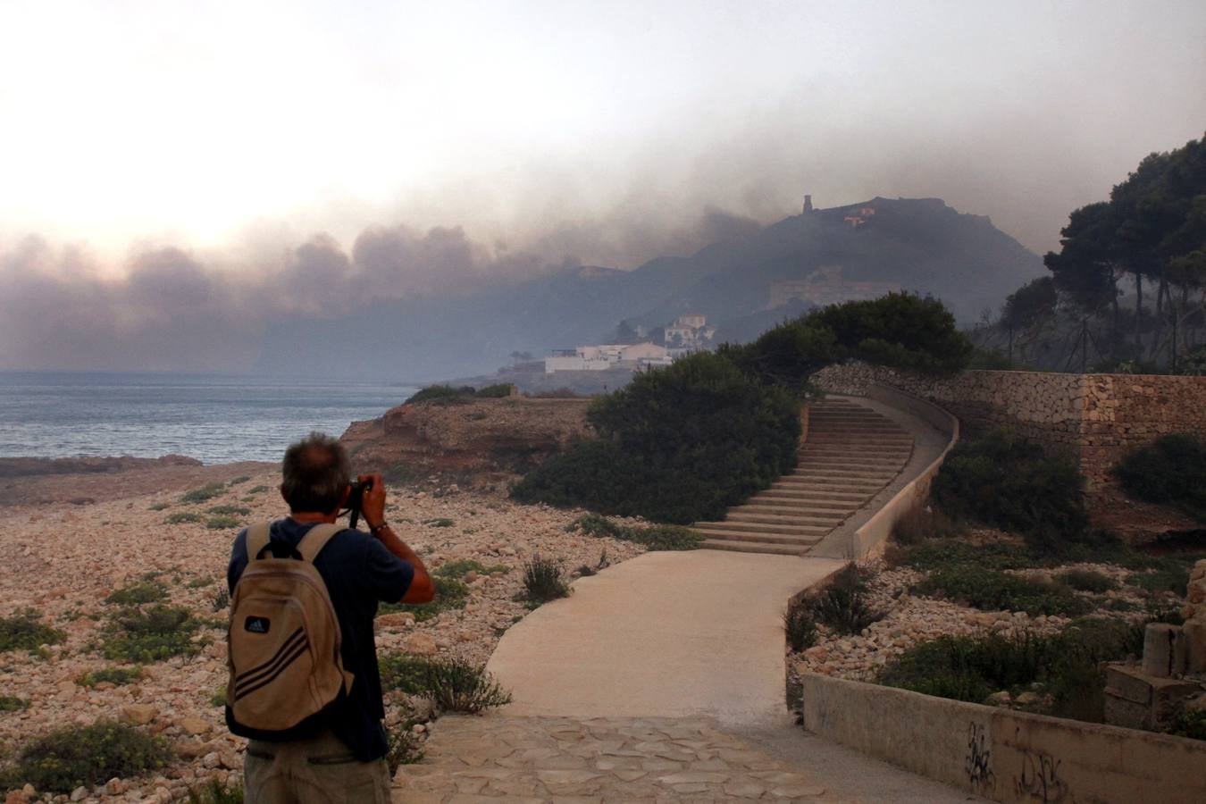 Un incendio en Xàbia y Dénia quema el Montgó y obliga a desalojar casas