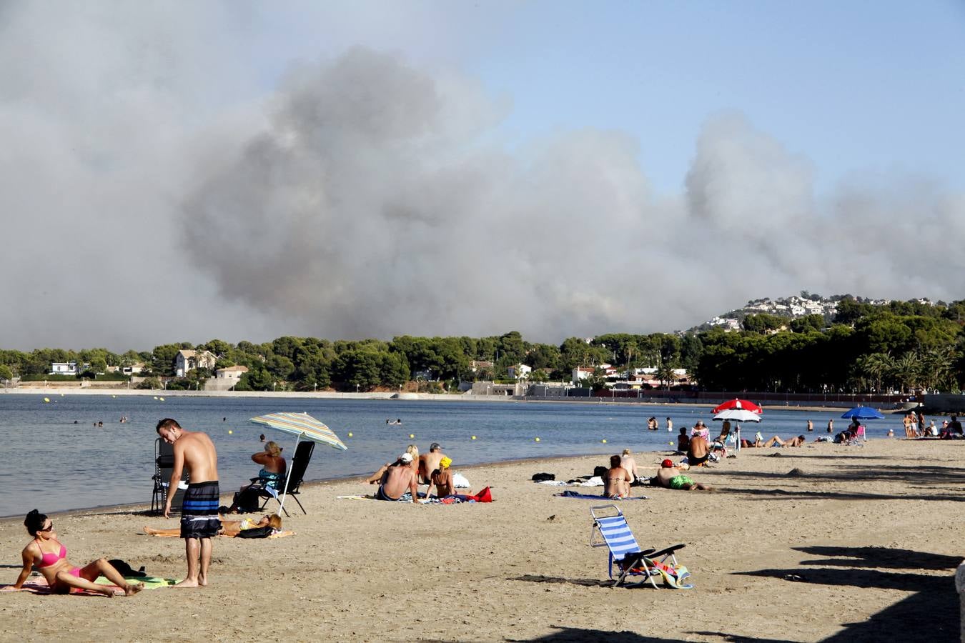 Un incendio en Xàbia y Dénia quema el Montgó y obliga a desalojar casas