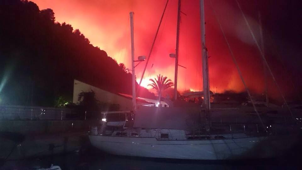 Un incendio en Xàbia y Dénia quema el Montgó y obliga a desalojar casas