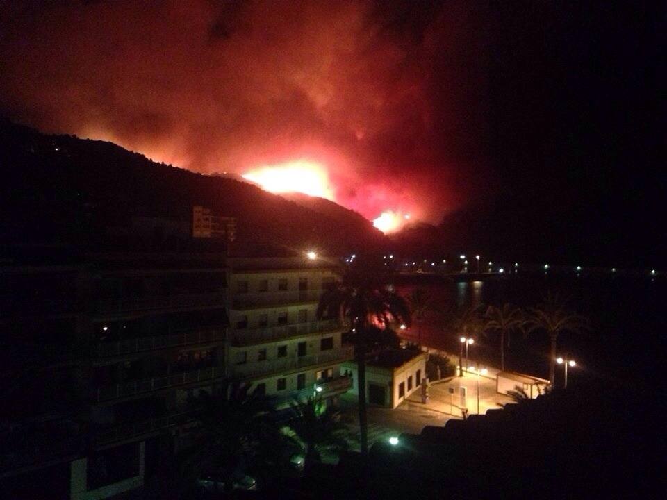 Un incendio en Xàbia y Dénia quema el Montgó y obliga a desalojar casas