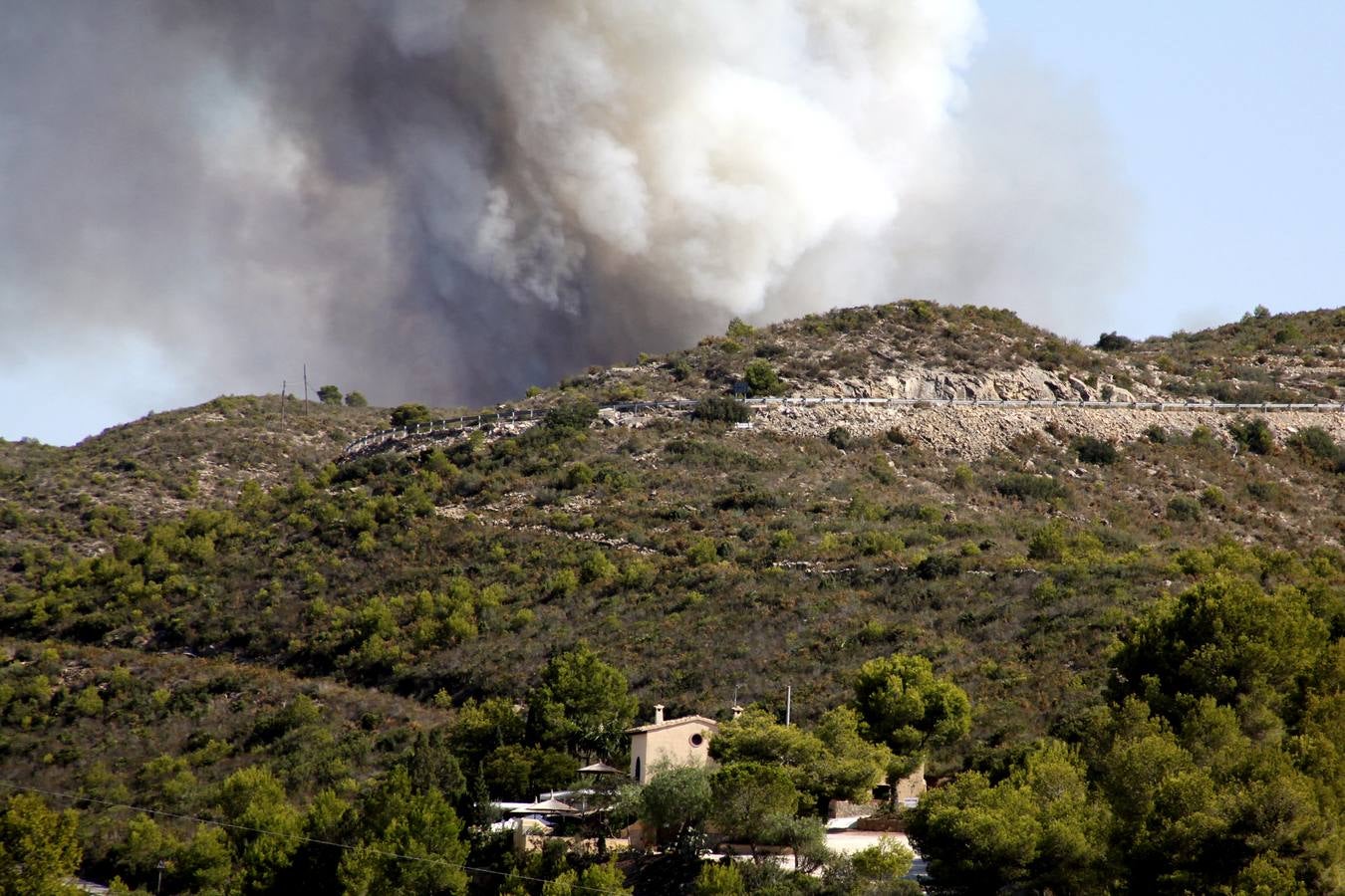 Un incendio en Xàbia y Dénia quema el Montgó y obliga a desalojar casas