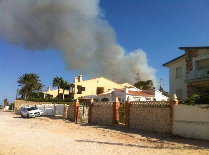 Un incendio en Xàbia y Dénia quema el Montgó y obliga a desalojar casas