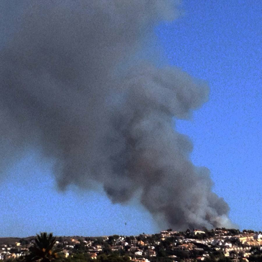 Un incendio en Xàbia y Dénia quema el Montgó y obliga a desalojar casas