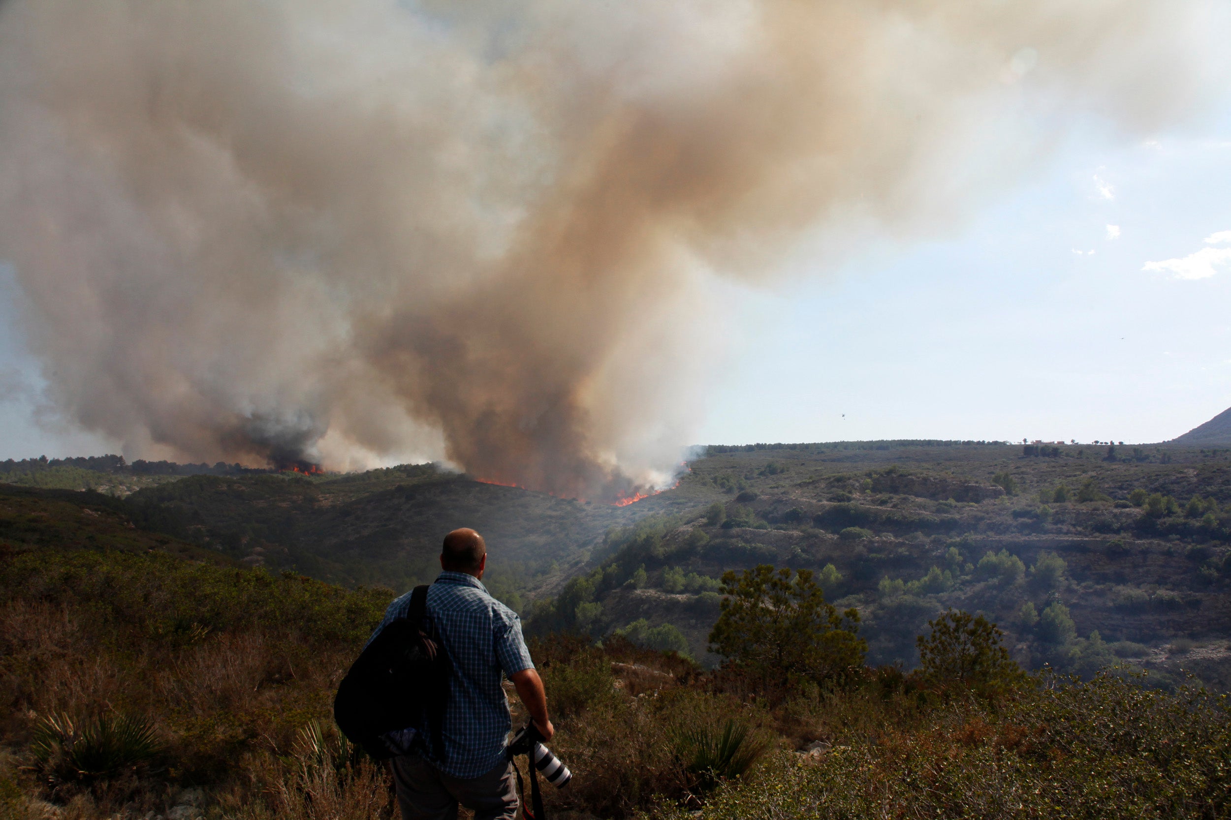 Un incendio en Xàbia y Dénia quema el Montgó y obliga a desalojar casas