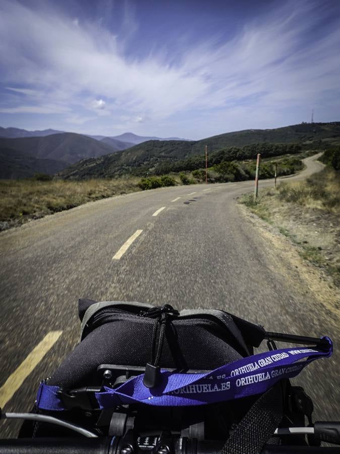 Dos vecinos de Molins viajan desde Italia a la Plaza del Obradoiro en bici