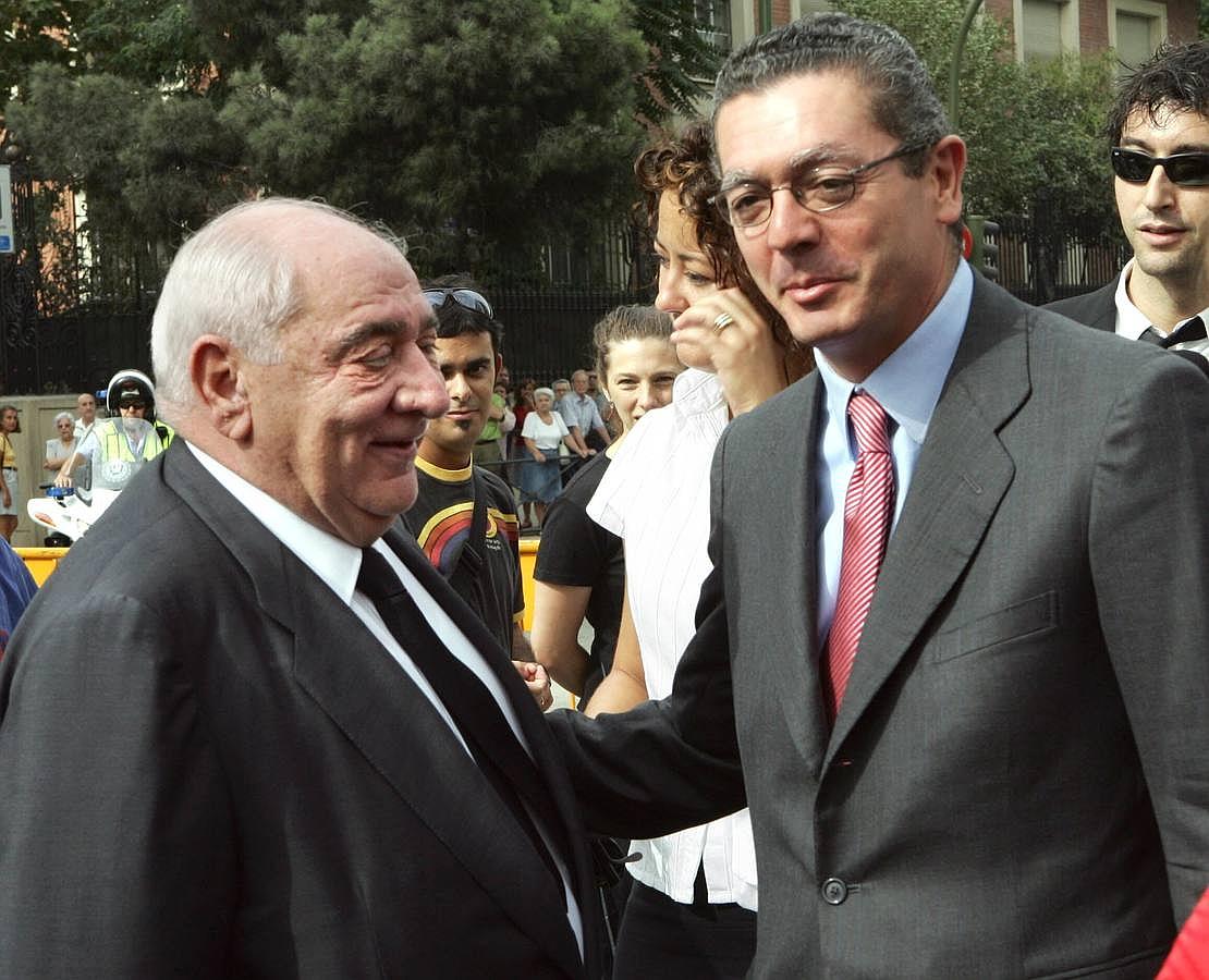 Isidoro Álvarez conversa con Alberto Ruiz-Gallardón, en 2005.