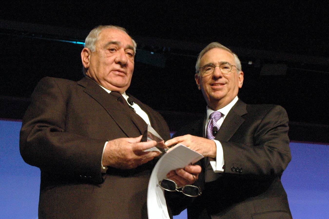 Isidoro álvarez recibe de manos de Arnol Zecher, el premio Comerciante del Año en 2005.