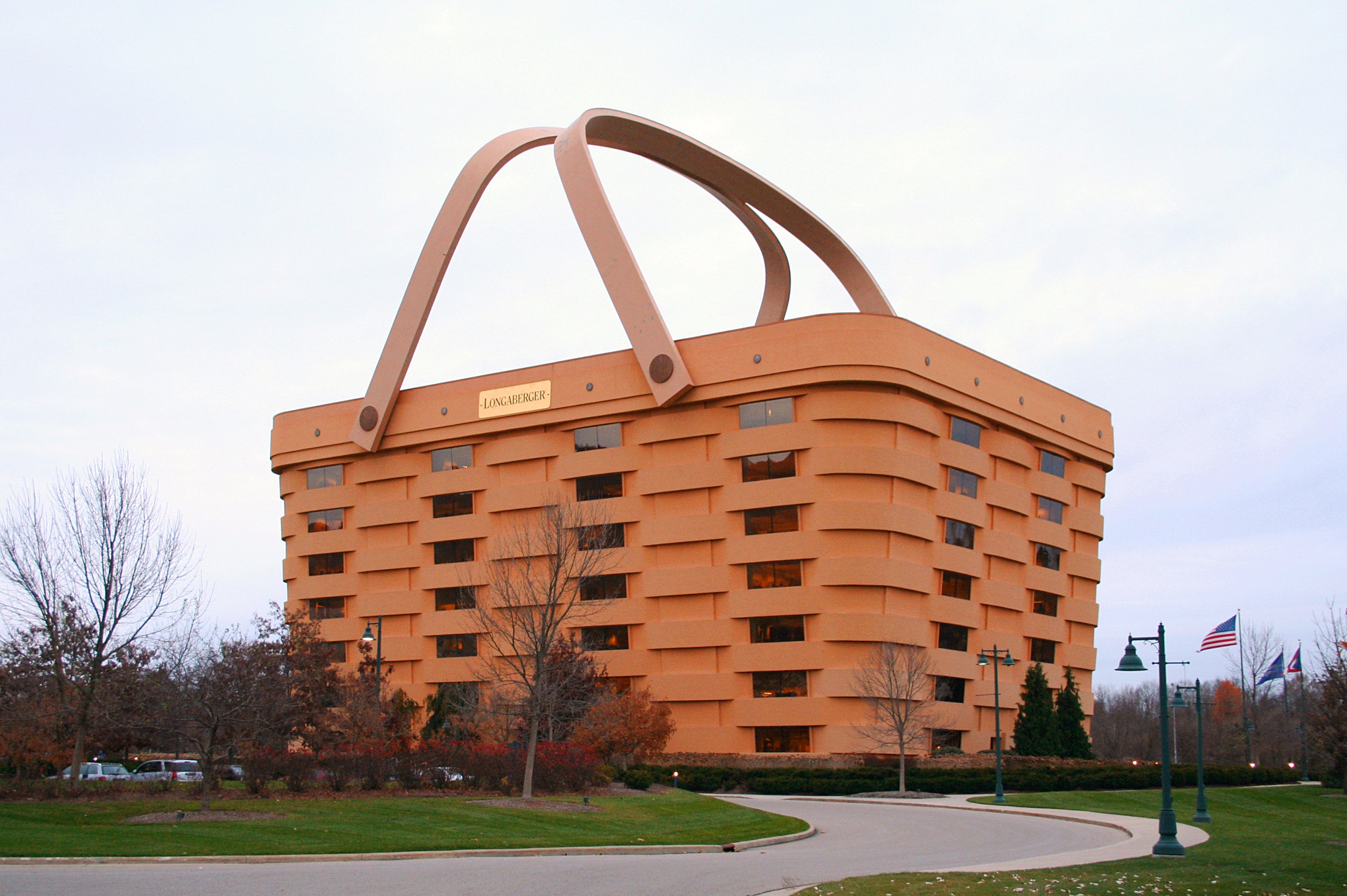 La casa cesta, en EEUU. Es la sede corporativa de la empresa Longaberger Basket Company, especializada en fabricar cestas de madera de arce hechas a mano. Se encuentra en Ohio.