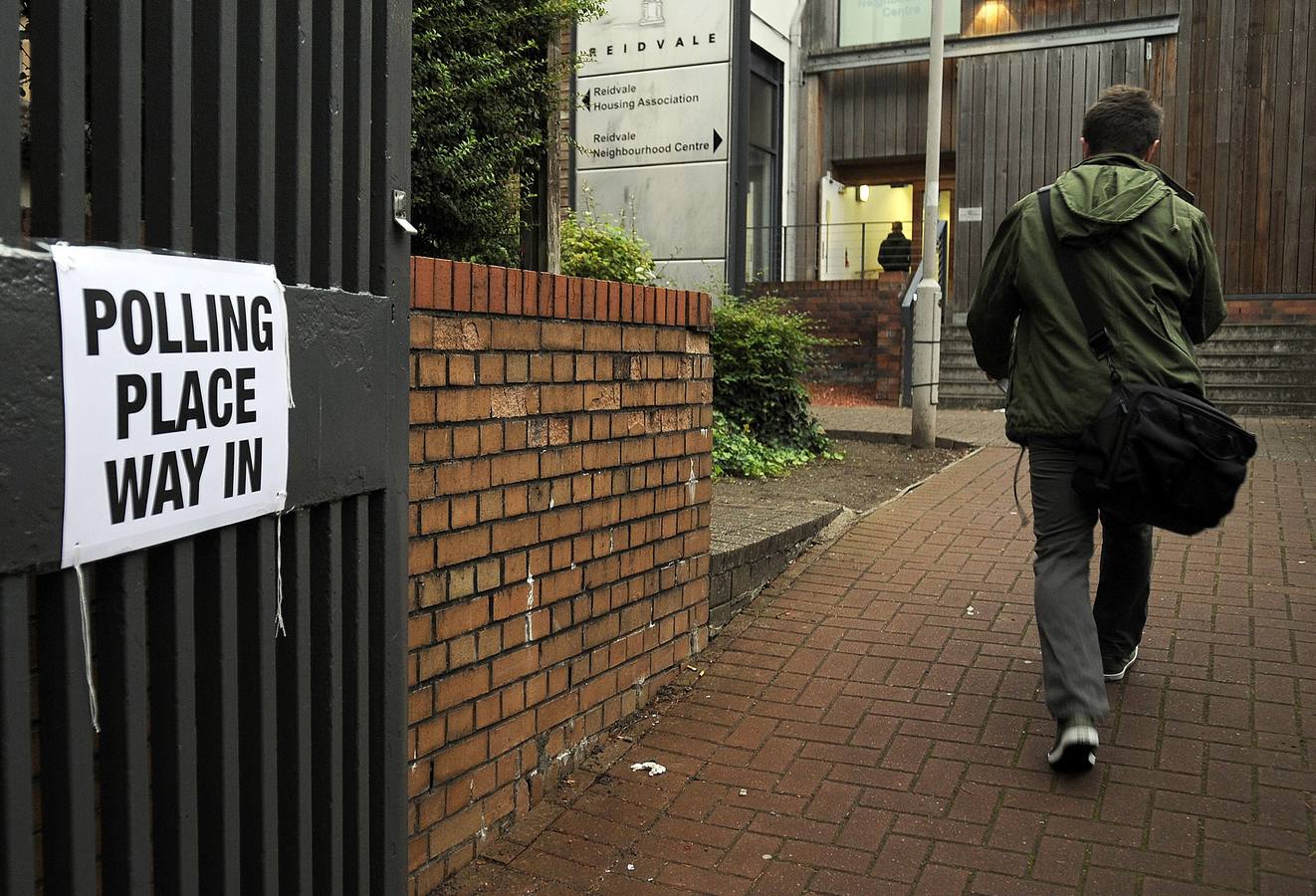 Escocia ya decide su futuro. Un escocés acceden a un colegio electoral de Edimburgo.