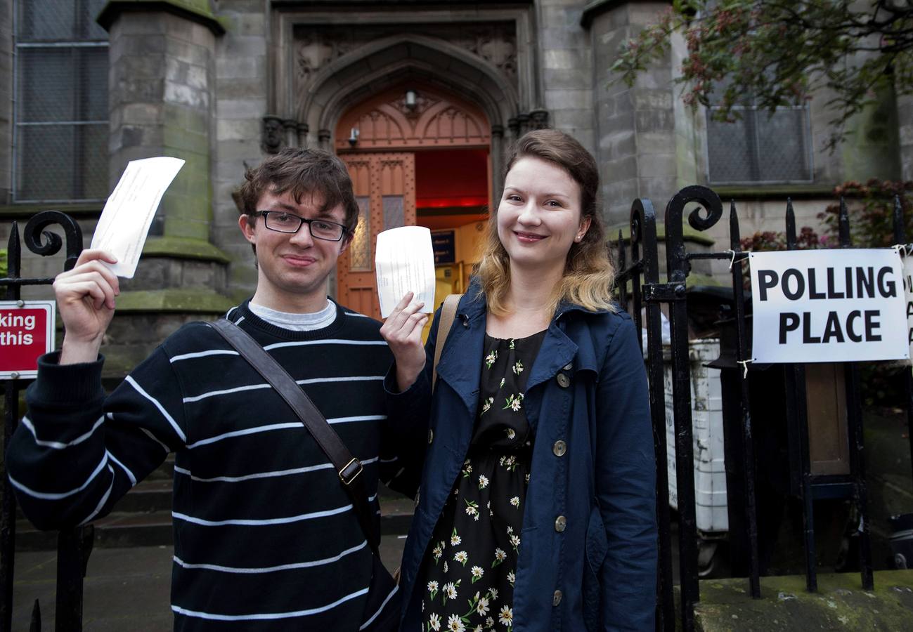 Escocia ya decide su futuro. Dos jóvenes muestra su papeleta antes de entrar a votar en un colegio de Edimburgo.