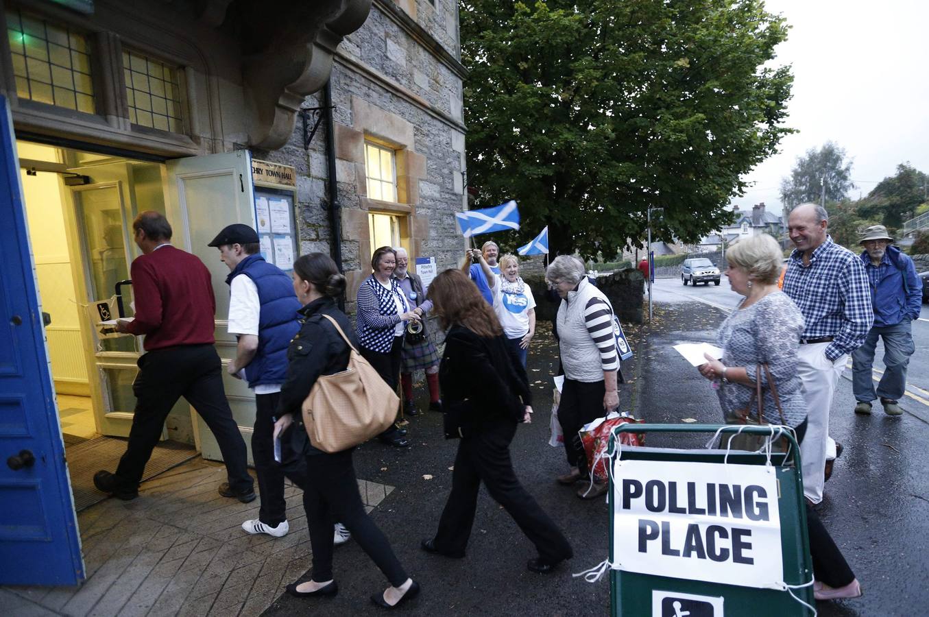 Escocia ya decide su futuro. Varias personas acceden a un colegio electoral en Edimbrugo.