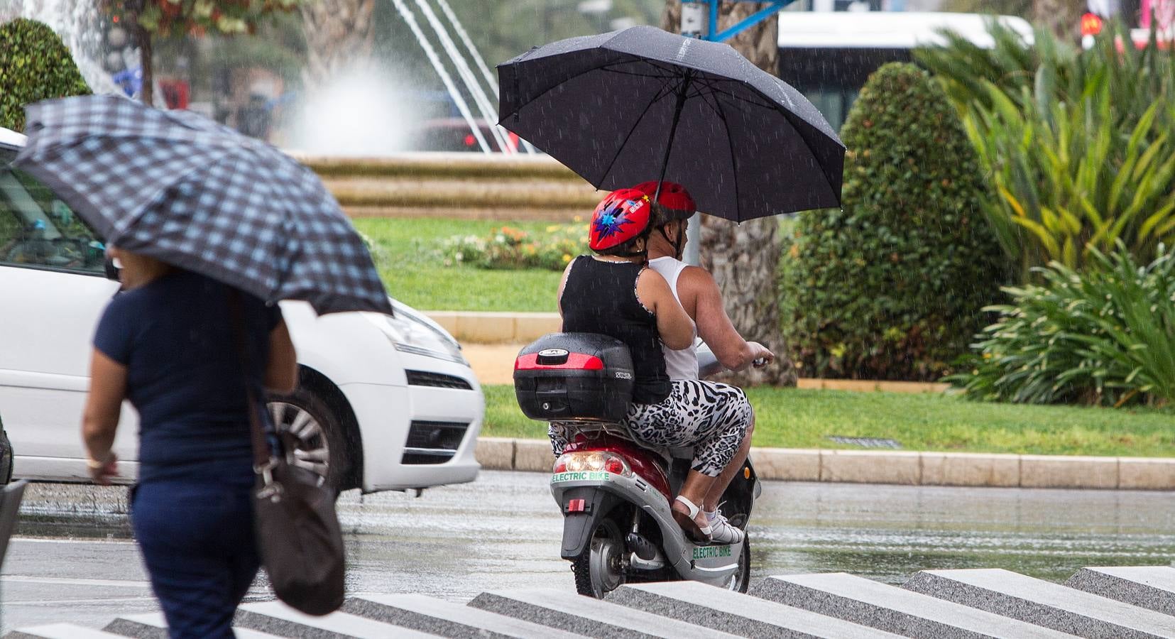 La lluvia, esta mañana en la ciudad de Alicante.