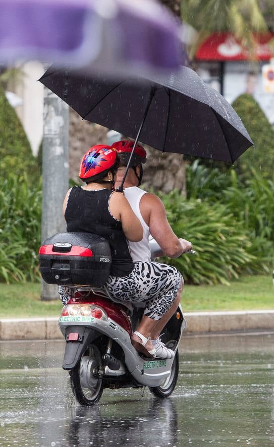 La lluvia, esta mañana en la ciudad de Alicante.