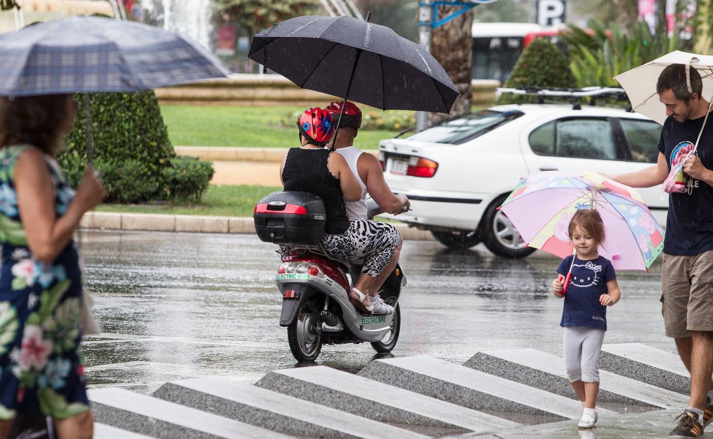 La lluvia, esta mañana en la ciudad de Alicante.