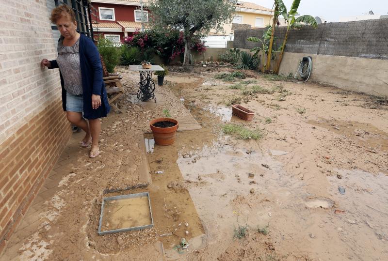 Rosa, propiertaria de un chalé en Bétera, camina sobre su casa inundada