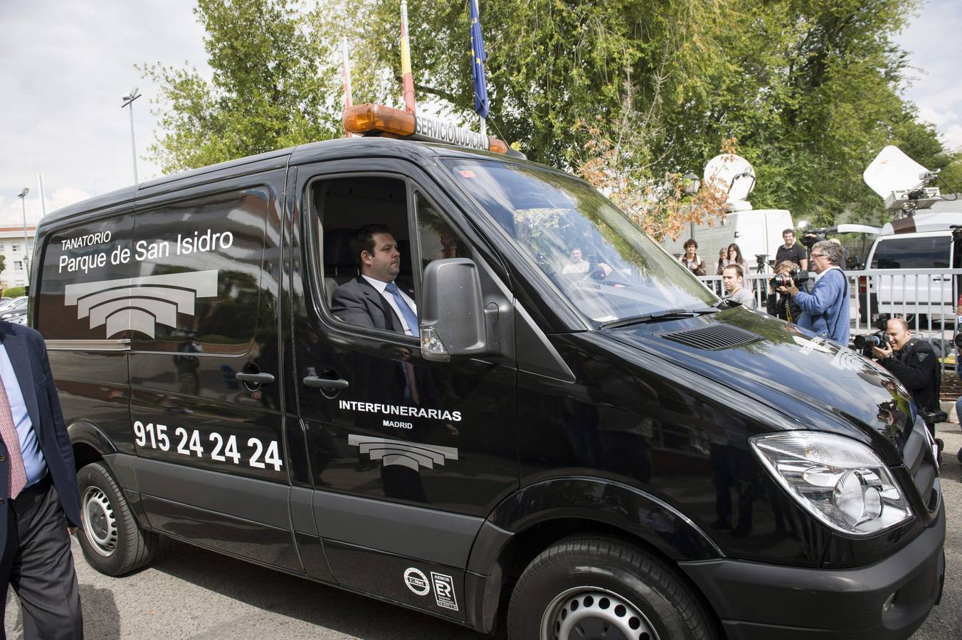 El coche fúnebre con los restos mortales del exministro, Miguel Boyer, a su salida del Hospital Ruber Internacional.