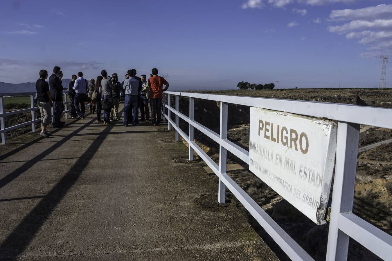 Ximo Puig visita los terrenos del futuro macrovertedero en Albatera