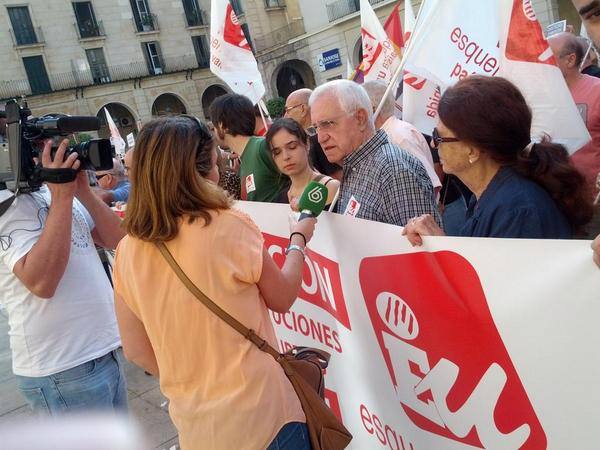 Casi 200 manifestantes corean «Castedo dimisión» en la plaza del Ayuntamiento de Alicante