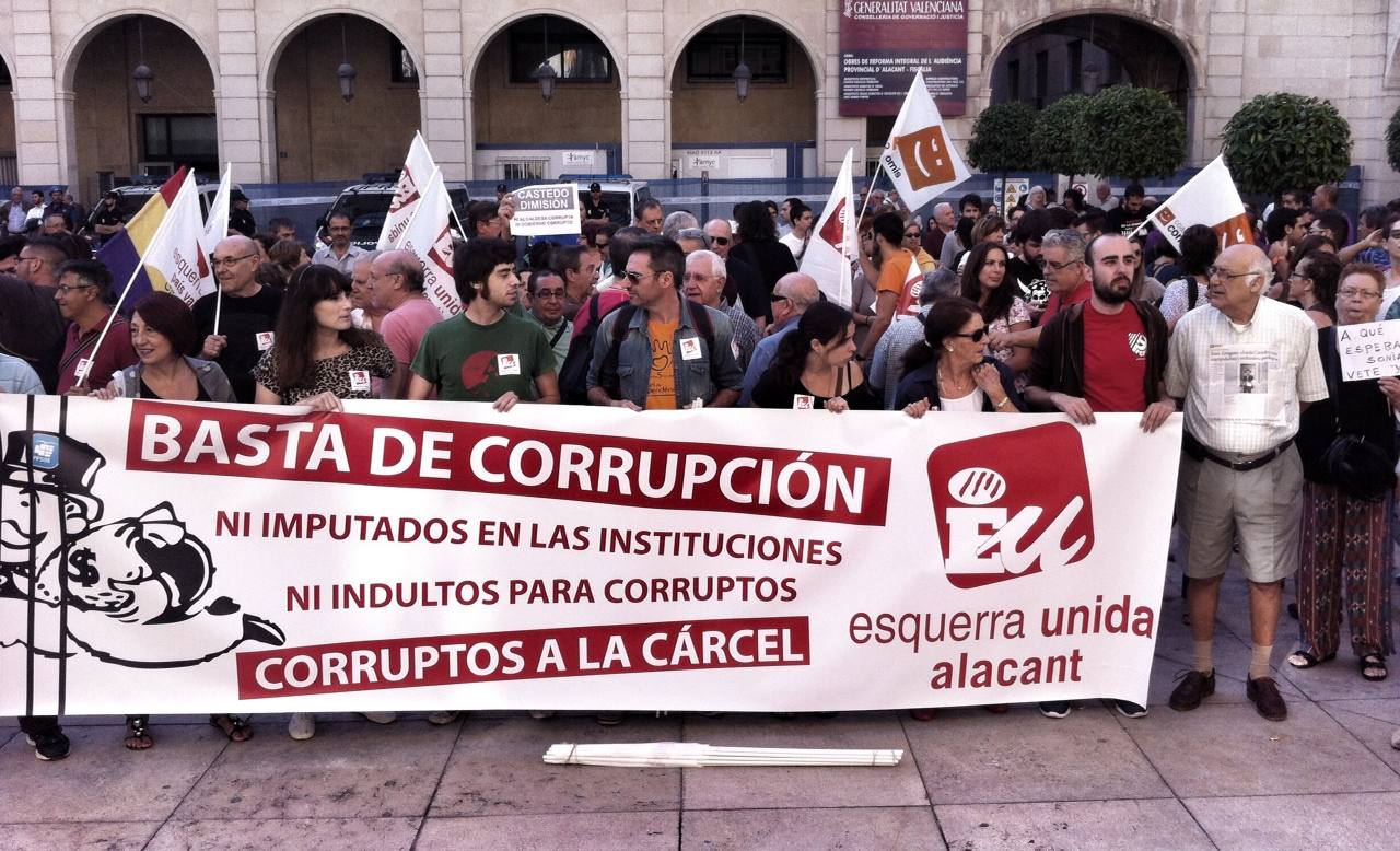 Casi 200 manifestantes corean «Castedo dimisión» en la plaza del Ayuntamiento de Alicante