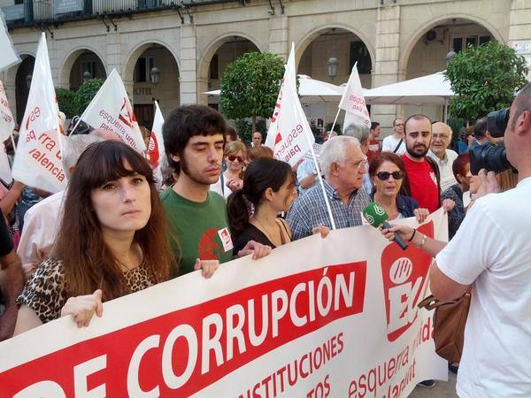 Casi 200 manifestantes corean «Castedo dimisión» en la plaza del Ayuntamiento de Alicante