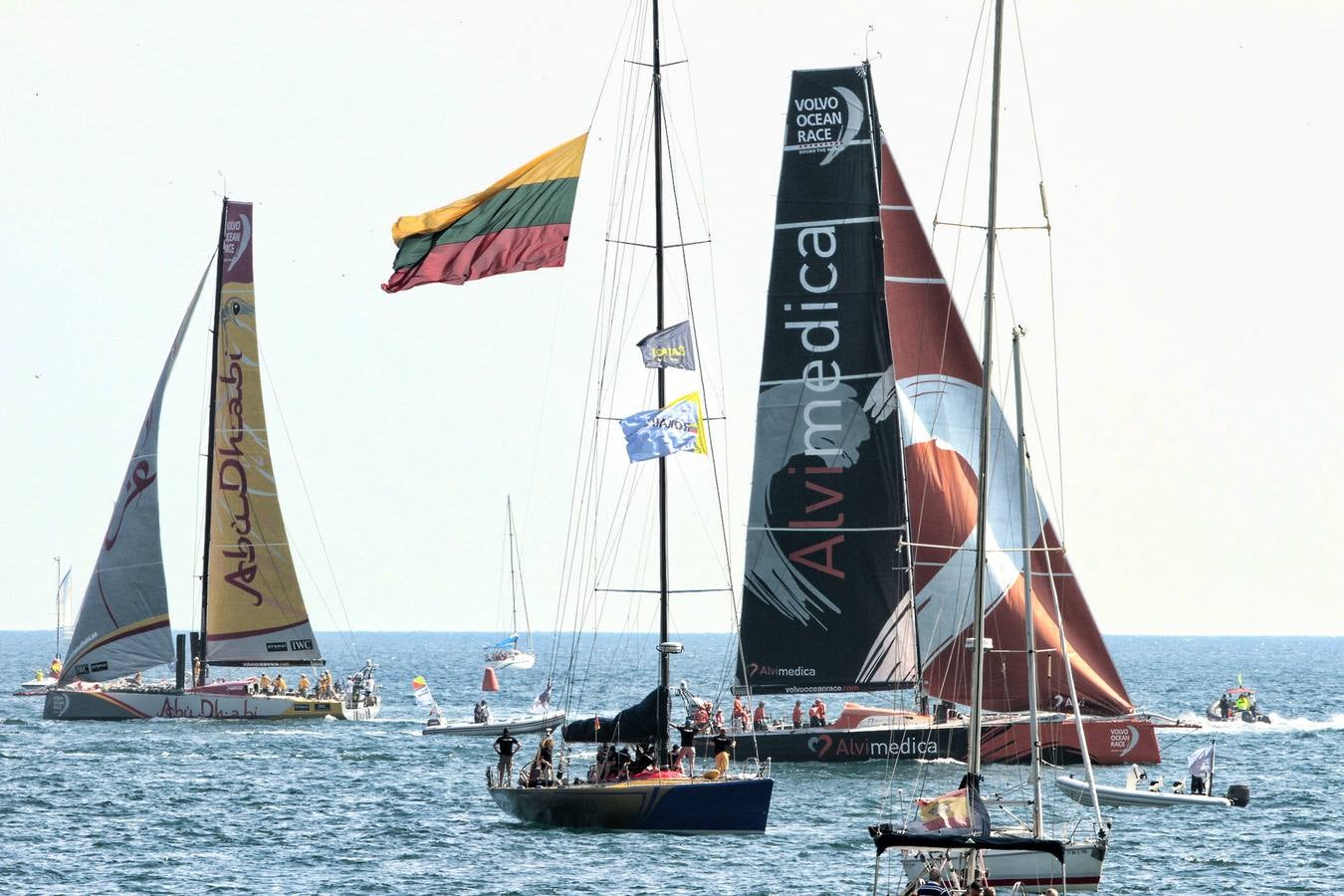 Vistosa regata costera y gran ambiente en Alicante para calentar la Volvo Ocean Race