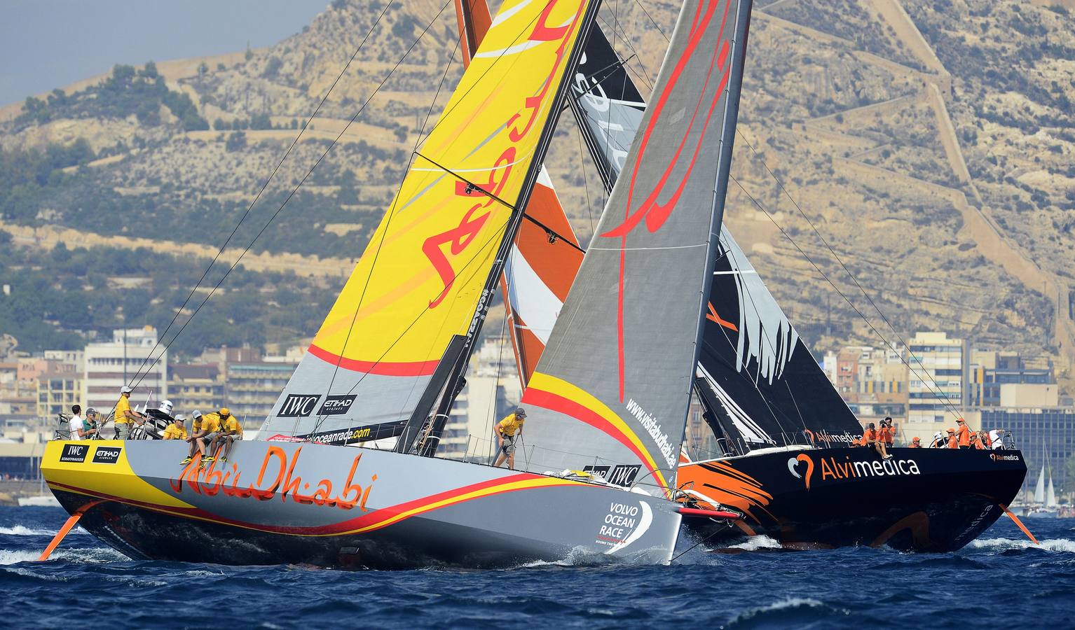 Vistosa regata costera y gran ambiente en Alicante para calentar la Volvo Ocean Race