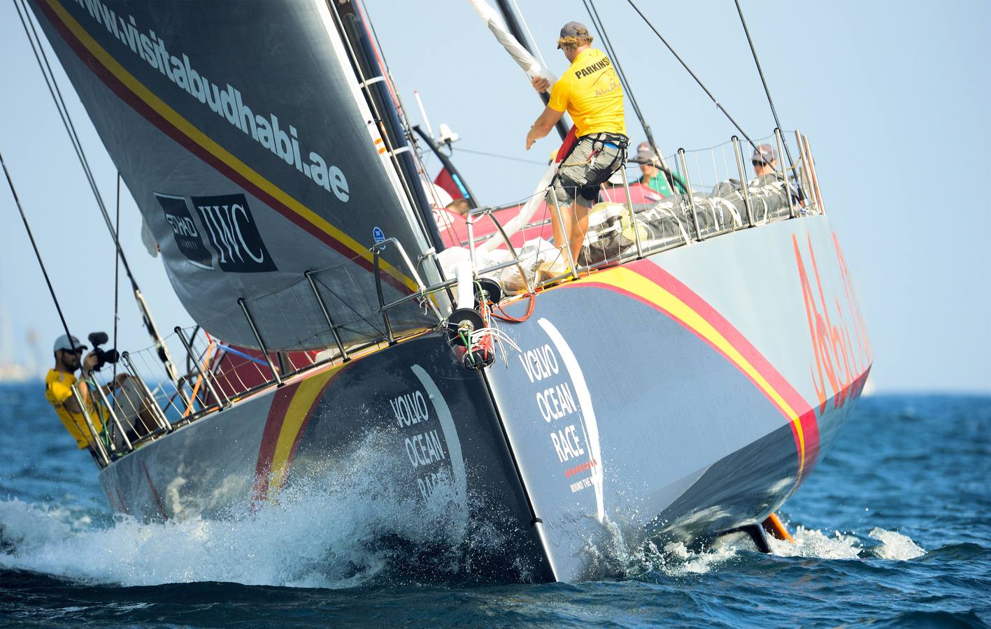 Vistosa regata costera y gran ambiente en Alicante para calentar la Volvo Ocean Race