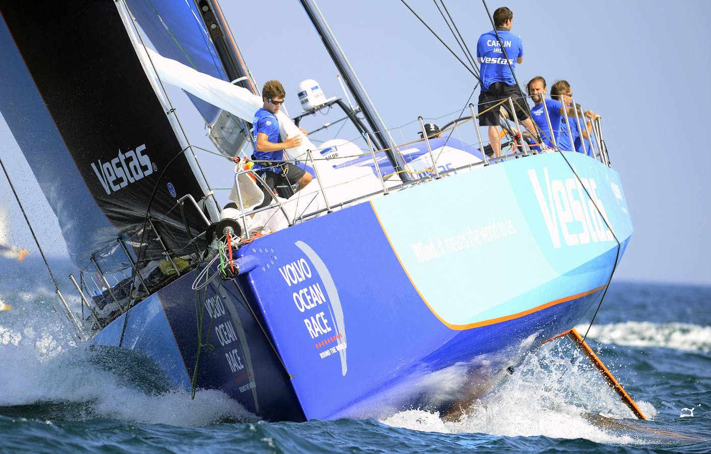 Vistosa regata costera y gran ambiente en Alicante para calentar la Volvo Ocean Race