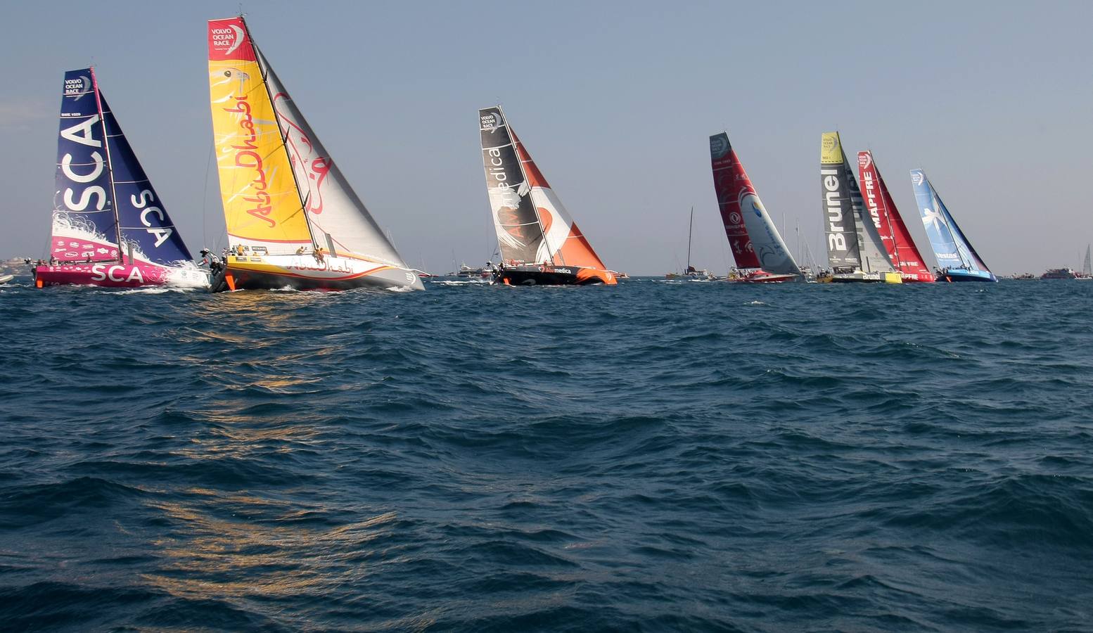 Vistosa regata costera y gran ambiente en Alicante para calentar la Volvo Ocean Race