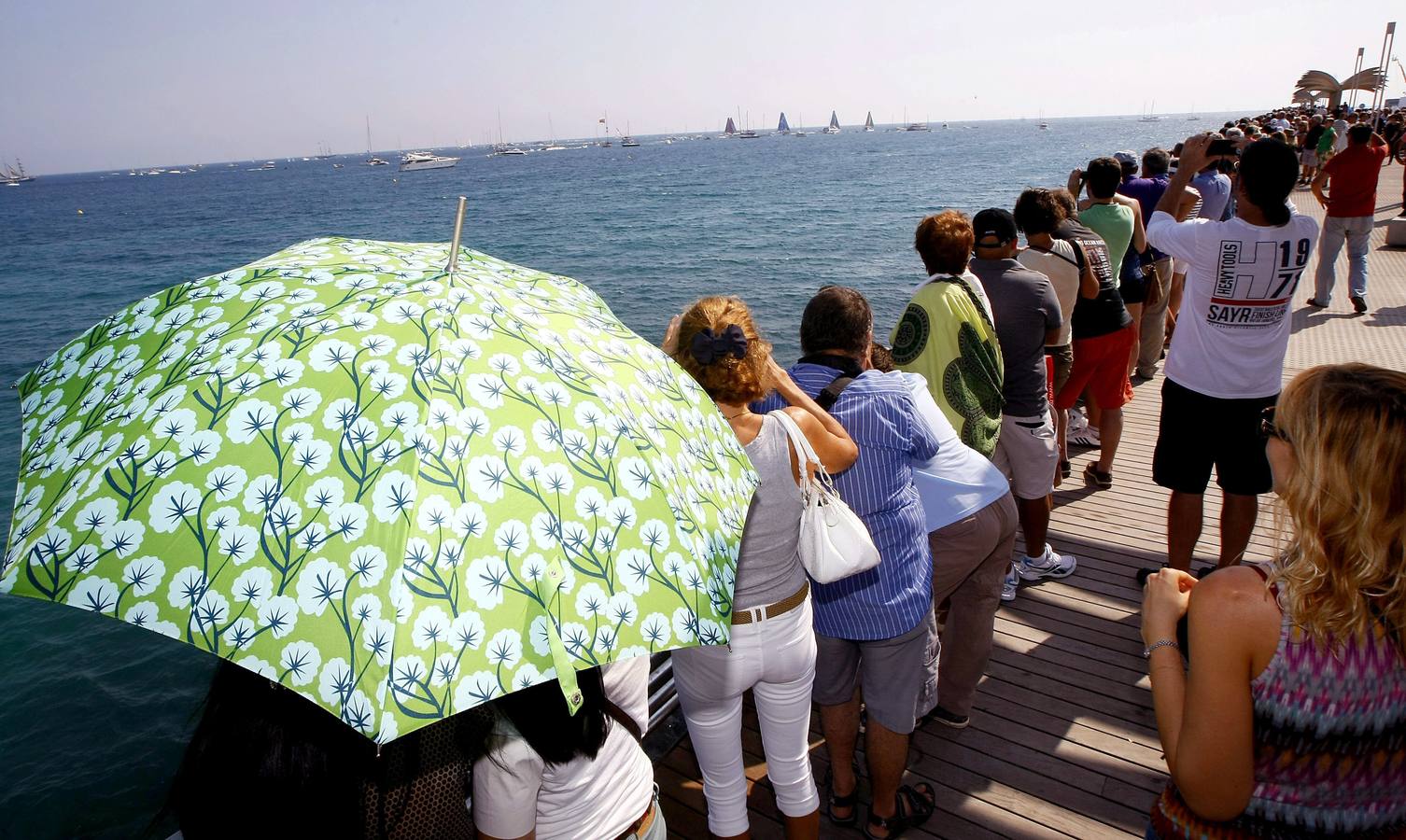 Vistosa regata costera y gran ambiente en Alicante para calentar la Volvo Ocean Race