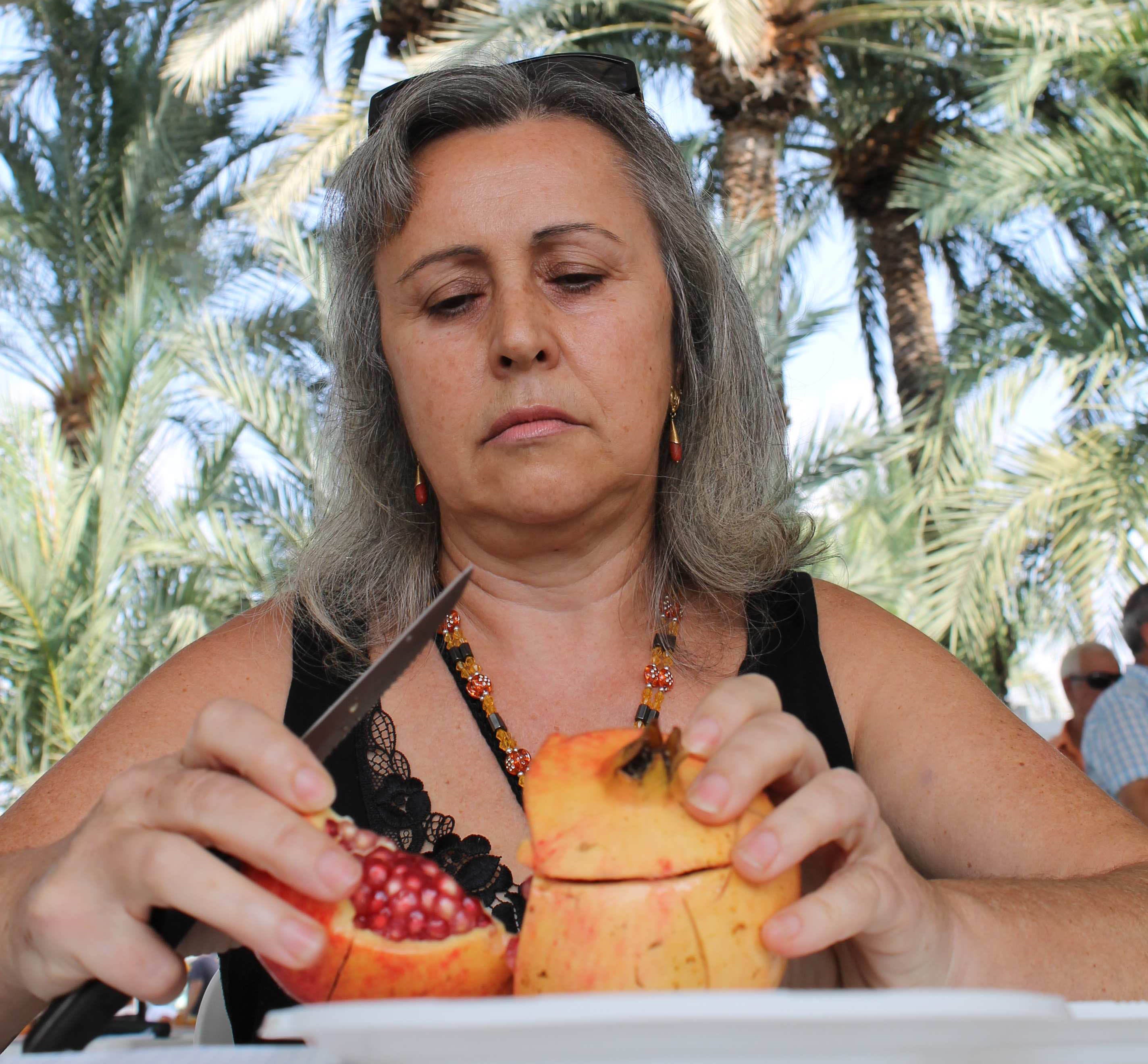 María Teresa Miralles consigue el primer premio del concurso de pelar granadas mollar