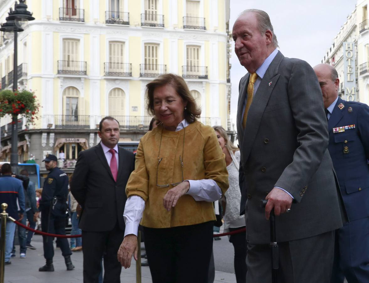 El rey Juan Carlos ha acudido a la mesa de cuestación de la Cruz Roja presidida por la reina Sofía, en la Puerta del Sol, para apoyar así la celebración del Día de la Banderita.