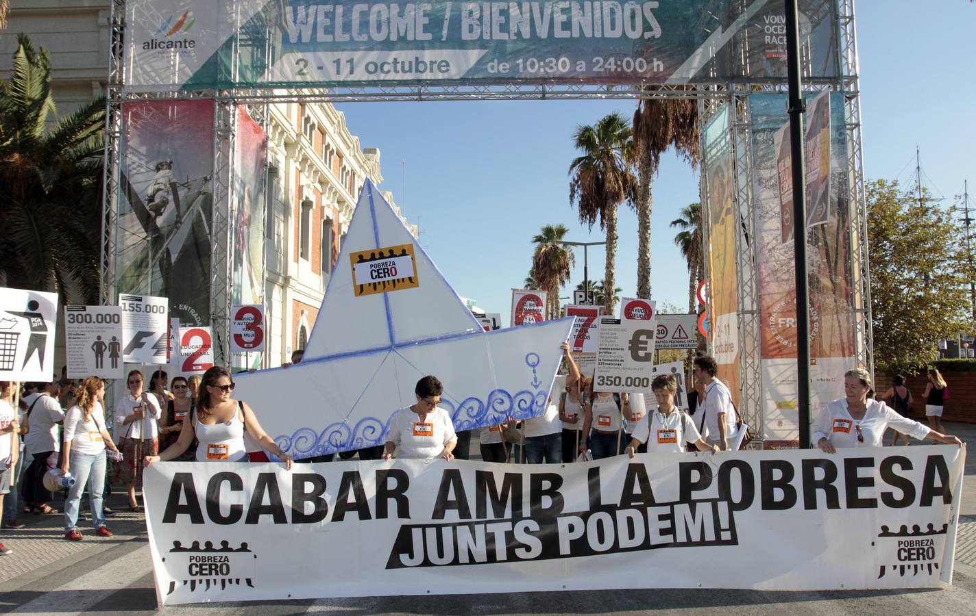 Denuncian que el dinero de un barco atendería a miles de enfermos del ébola