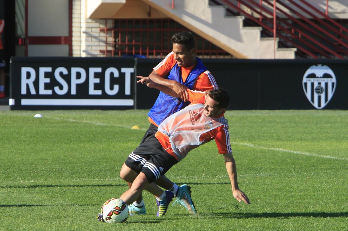 Más de 2.000 aficionados acuden al entrenamiento del Valencia en Paterna