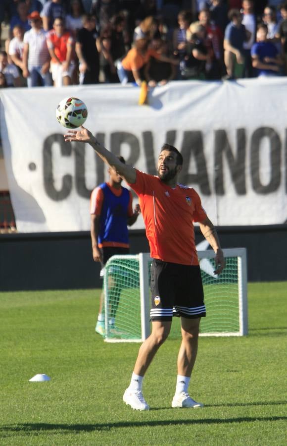 Más de 2.000 aficionados acuden al entrenamiento del Valencia en Paterna