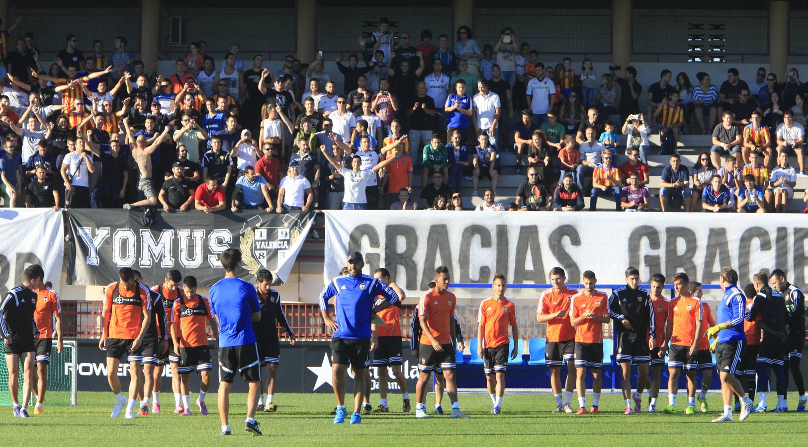 Más de 2.000 aficionados acuden al entrenamiento del Valencia en Paterna